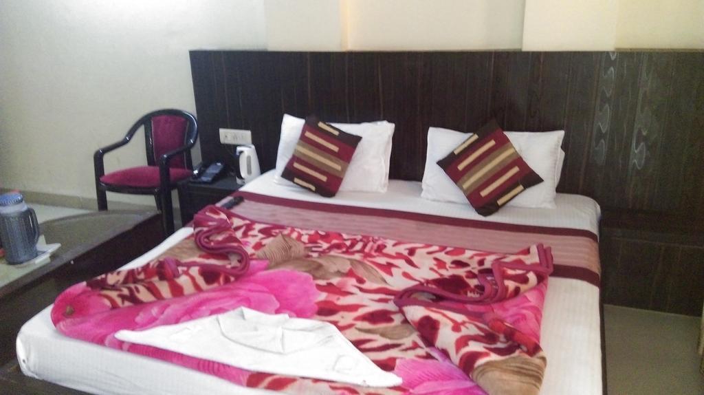 Hotel Surya Plaza Új-Delhi Kültér fotó
