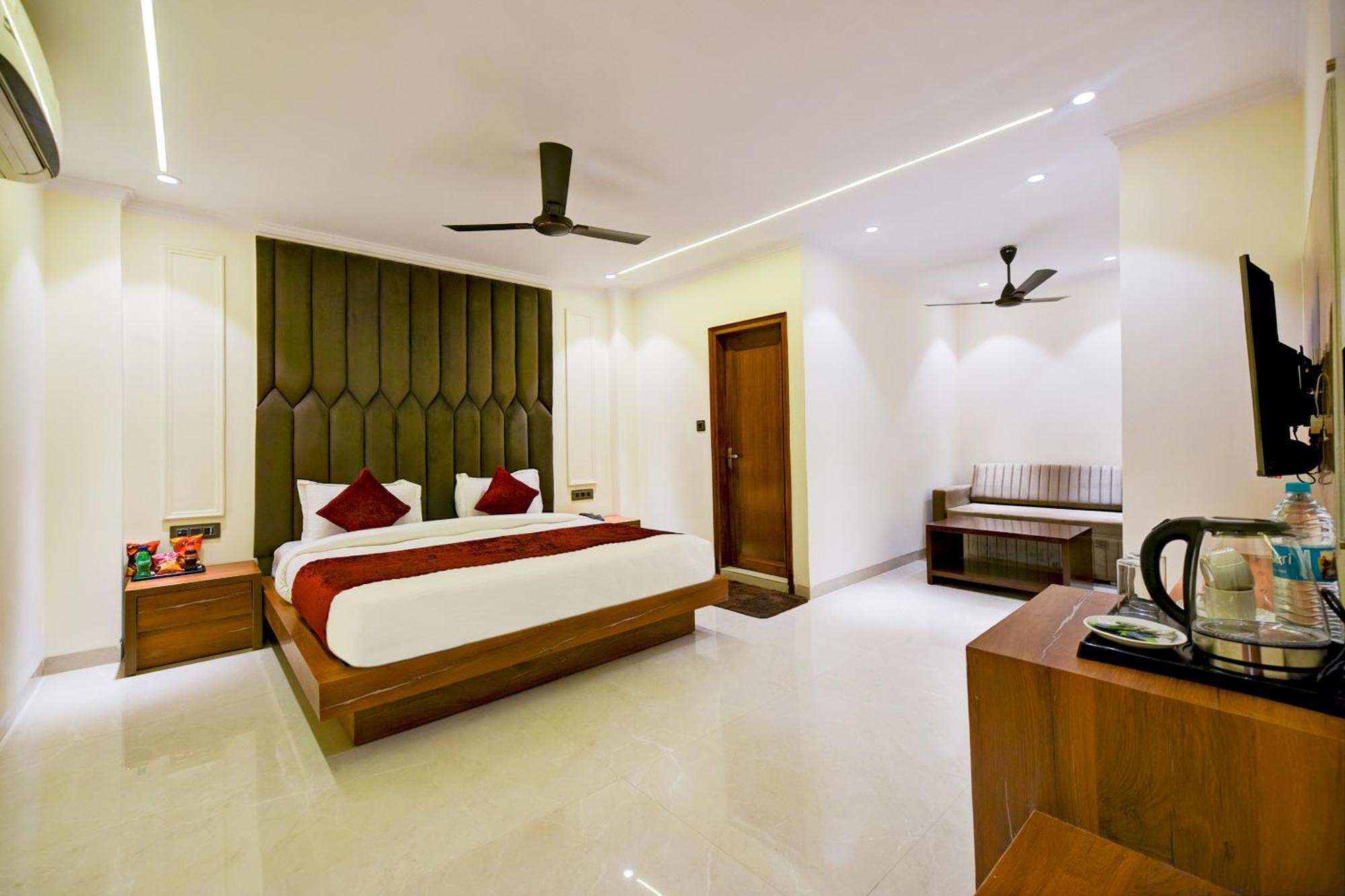 Hotel Surya Plaza Új-Delhi Kültér fotó
