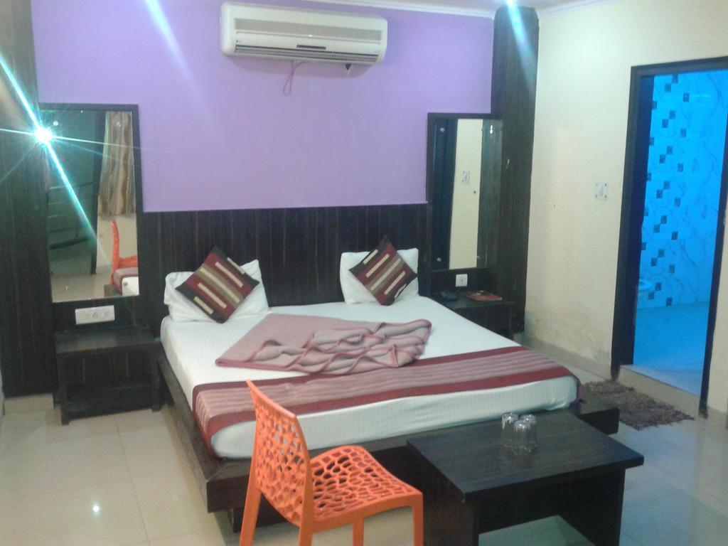 Hotel Surya Plaza Új-Delhi Kültér fotó