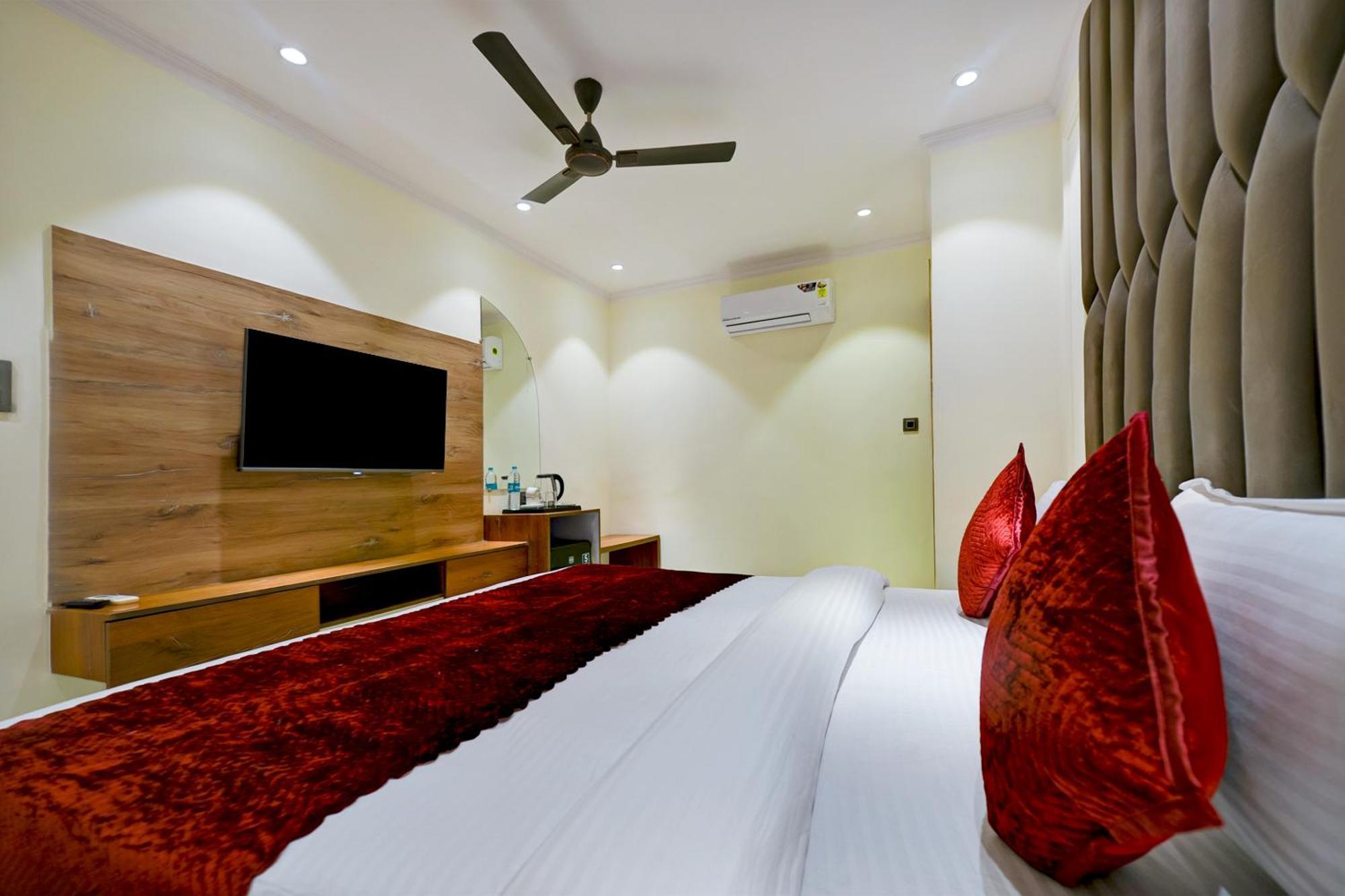 Hotel Surya Plaza Új-Delhi Szoba fotó