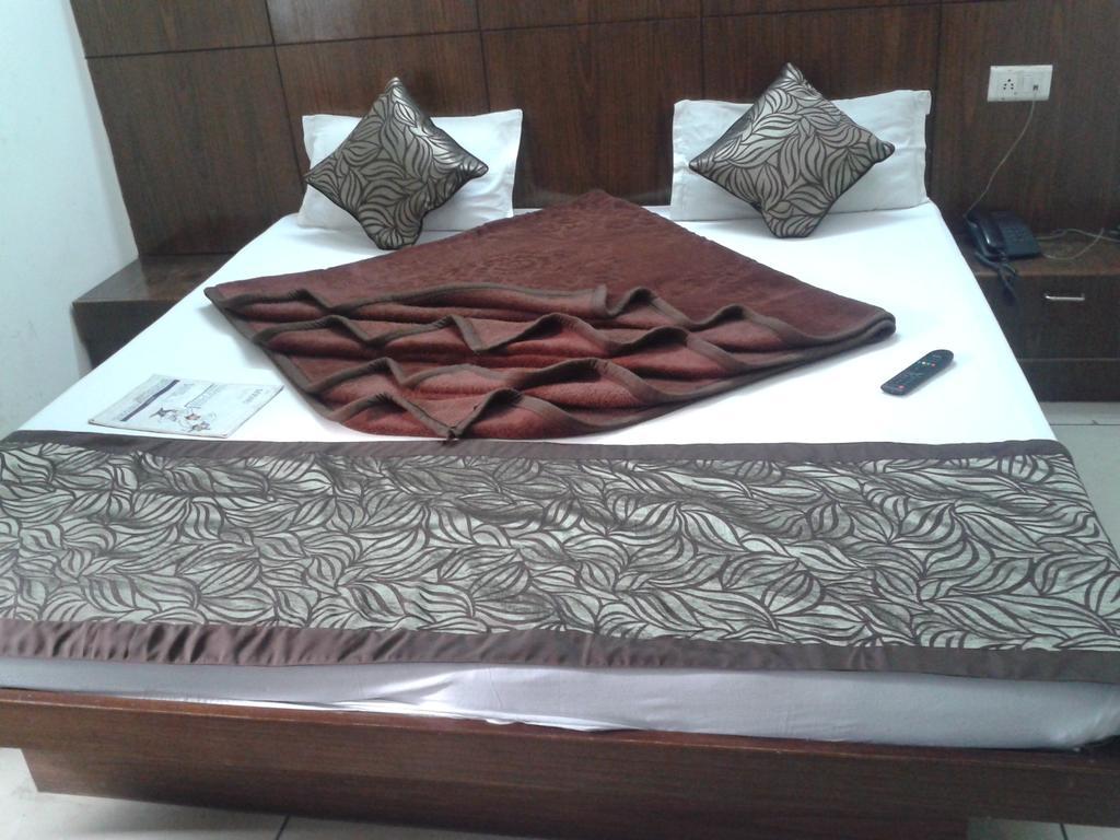 Hotel Surya Plaza Új-Delhi Kültér fotó