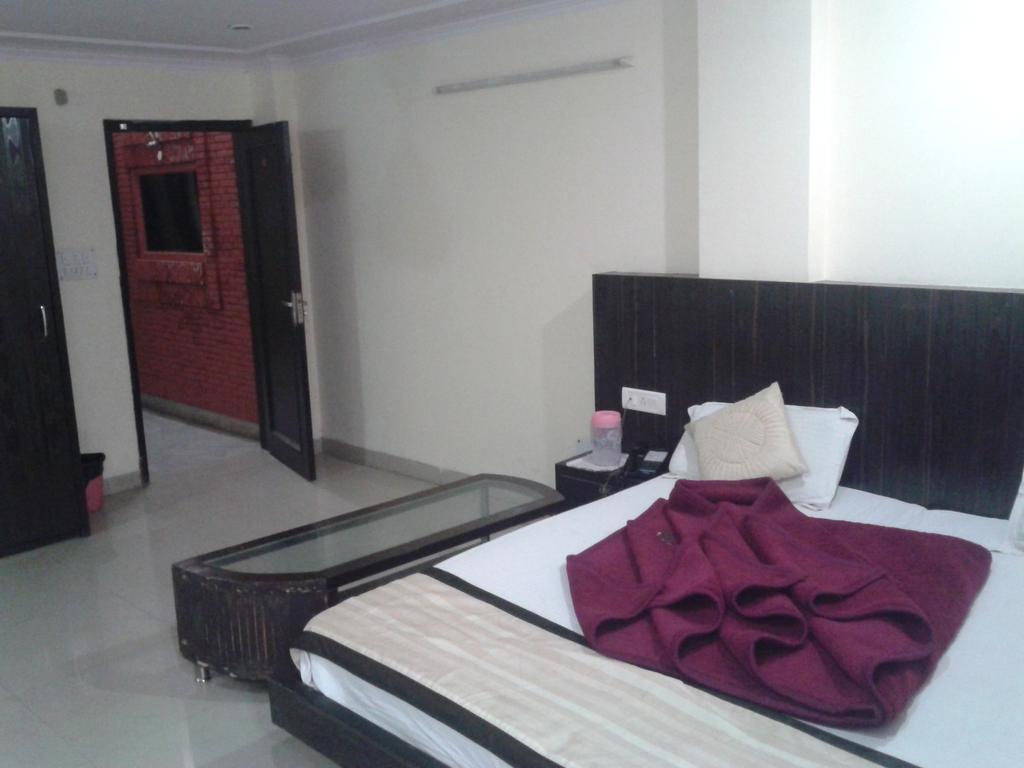 Hotel Surya Plaza Új-Delhi Kültér fotó