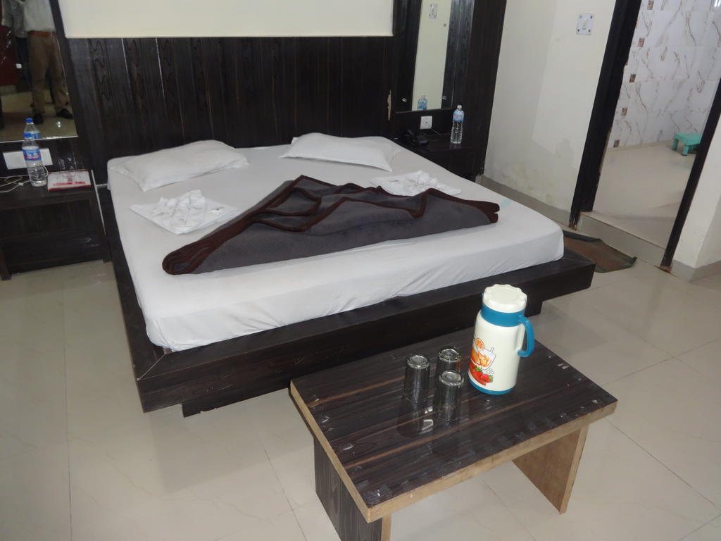 Hotel Surya Plaza Új-Delhi Szoba fotó