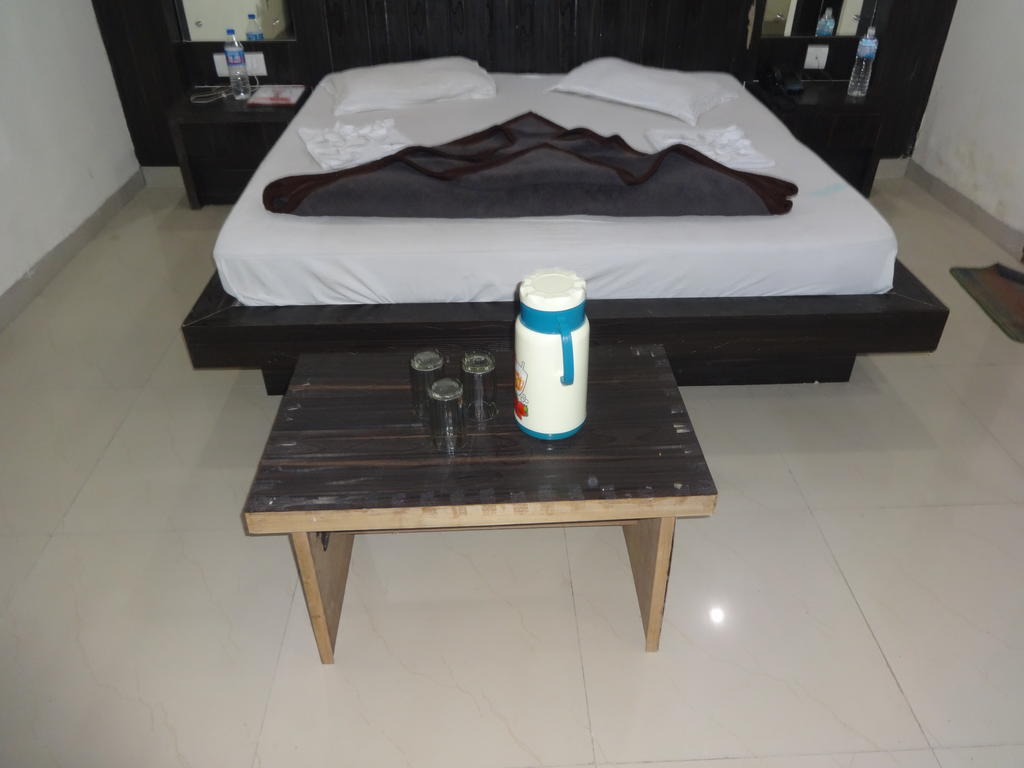 Hotel Surya Plaza Új-Delhi Szoba fotó