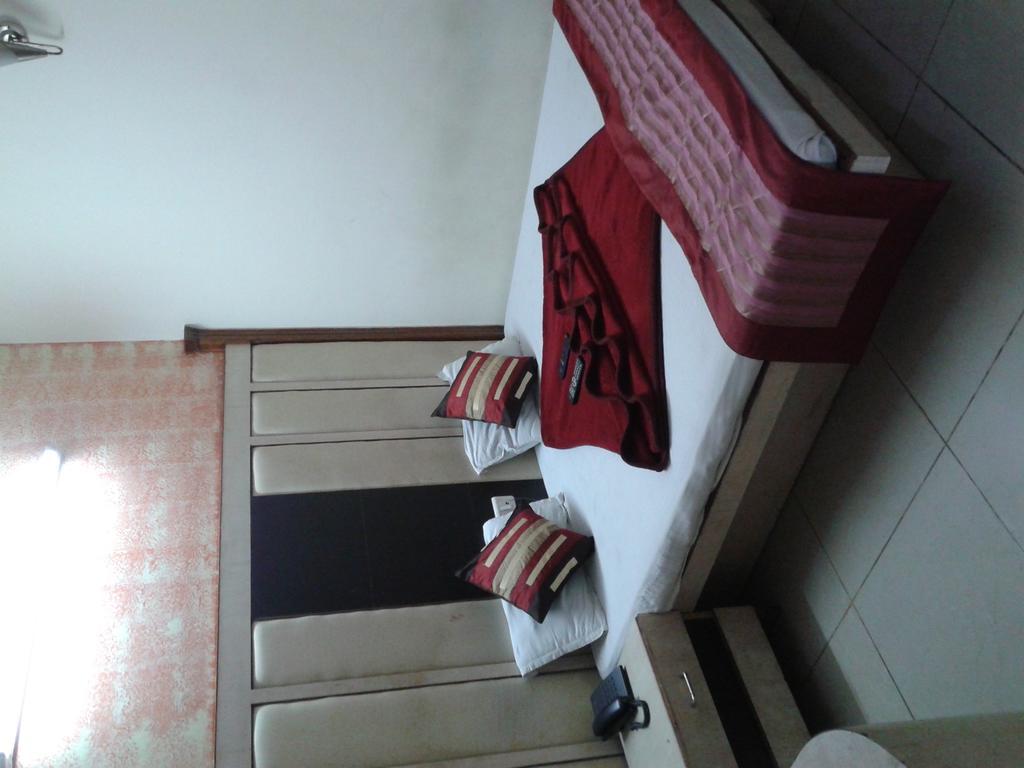 Hotel Surya Plaza Új-Delhi Kültér fotó