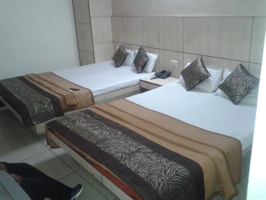 Hotel Surya Plaza Új-Delhi Szoba fotó