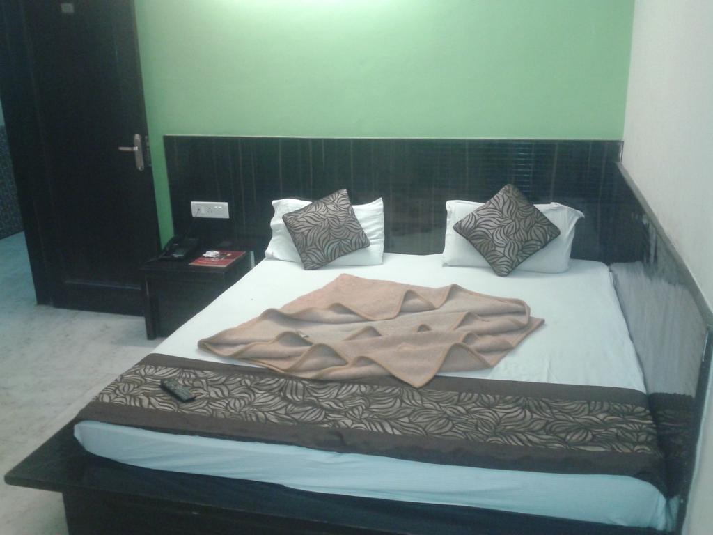 Hotel Surya Plaza Új-Delhi Kültér fotó