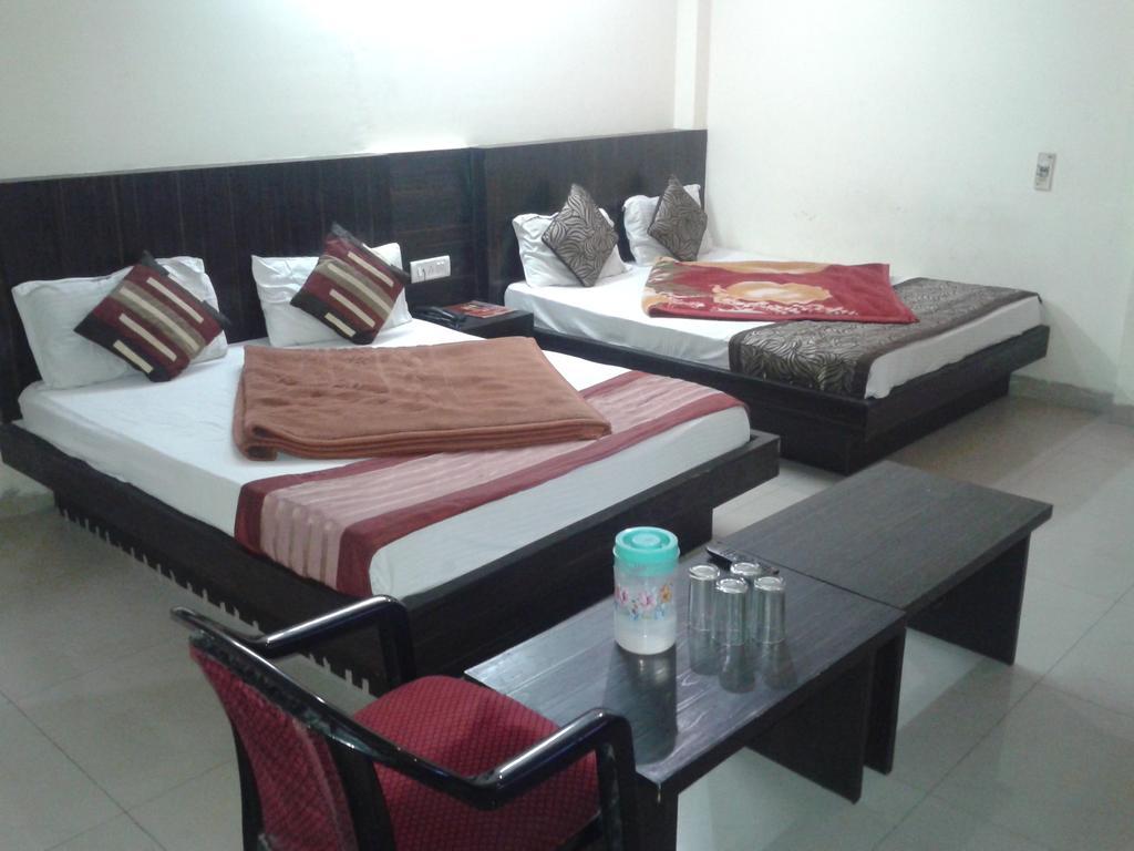 Hotel Surya Plaza Új-Delhi Szoba fotó