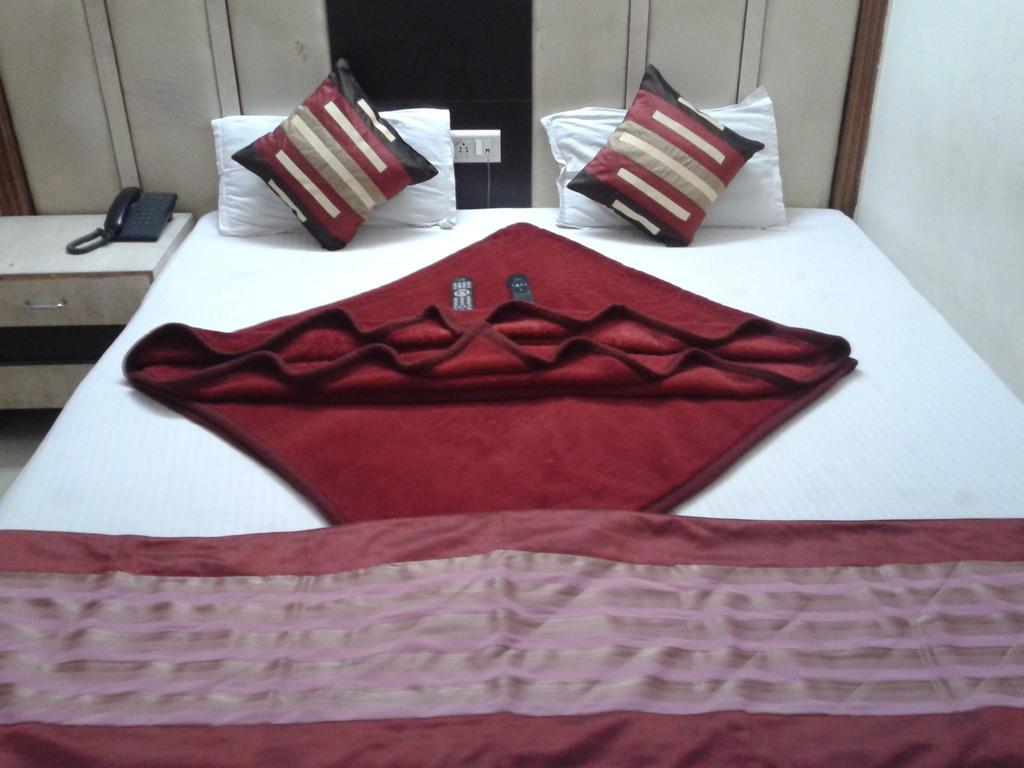 Hotel Surya Plaza Új-Delhi Kültér fotó