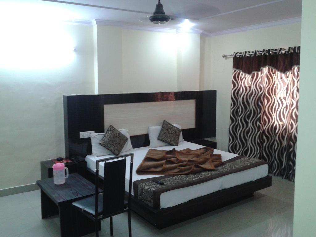 Hotel Surya Plaza Új-Delhi Kültér fotó
